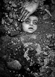 rahuldev2's tweet image. 2-3 दिसंबर, 1984 की ठंडी रात को, भोपाल की  यूनियन कार्बाइड संयंत्र में हुए रिसाव के कारण 5,00,000 से ज़्यादा लोग मिथाइल आइसोसाइनेट के संपर्क में आ गए, जिससे लगभग 3,800 लोगों की तत्काल मृत्यु हो गई और बाद में 15,000 तक लोग संबंधित बीमारियों से मर गए। 5,58,125 लोग अंधेपन और जन्मजात…