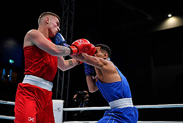 АНЭУ-ын Дубай хотод өнөөдөр насанд хүрэгчдийн боксын Дэлхийн аварга шалгаруулах тэмцээн эхэллээ. Олон улсын боксын холбооноос зохион байгуулж буй энэ тэмцээнд 100 гаруй улсын боксчид нийт 13 жинд хурд, хүч, ур чадвараа сорино. time.mn/n/131067