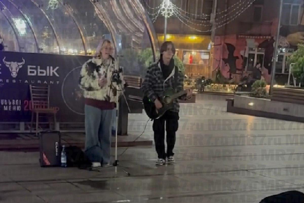 ThirdFront2025's tweet image. #StopTime

Музыканты группы «Стоптайм» спели на Северном проспекте в Ереване
Об этом сообщает петербургское медиа MR7 со ссылкой на очевидцев.  Диана Логинова (Наоко) и Александр Орлов исполняли песни «иноагентов».