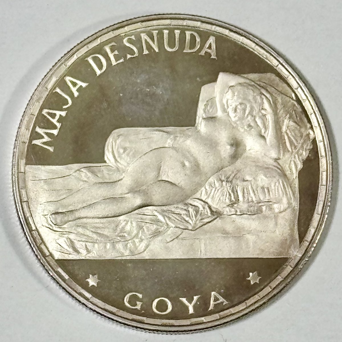 oXqBf0sN8F85137's tweet image. ゴヤの〈マハ〉が硬貨に映える2枚。
🇫🇷フランス発行の《着衣のマハ》と🇬🇶赤道ギニア
(鋳造：モネ・ド・パリ)の《裸のマハ》。
同じポーズなのに"纏う布が変われば物語"も変わる 
そこに“時代が愛した美”が刻まれています。
なんつって😂
#コイン収集 #numismatics #GOYA
