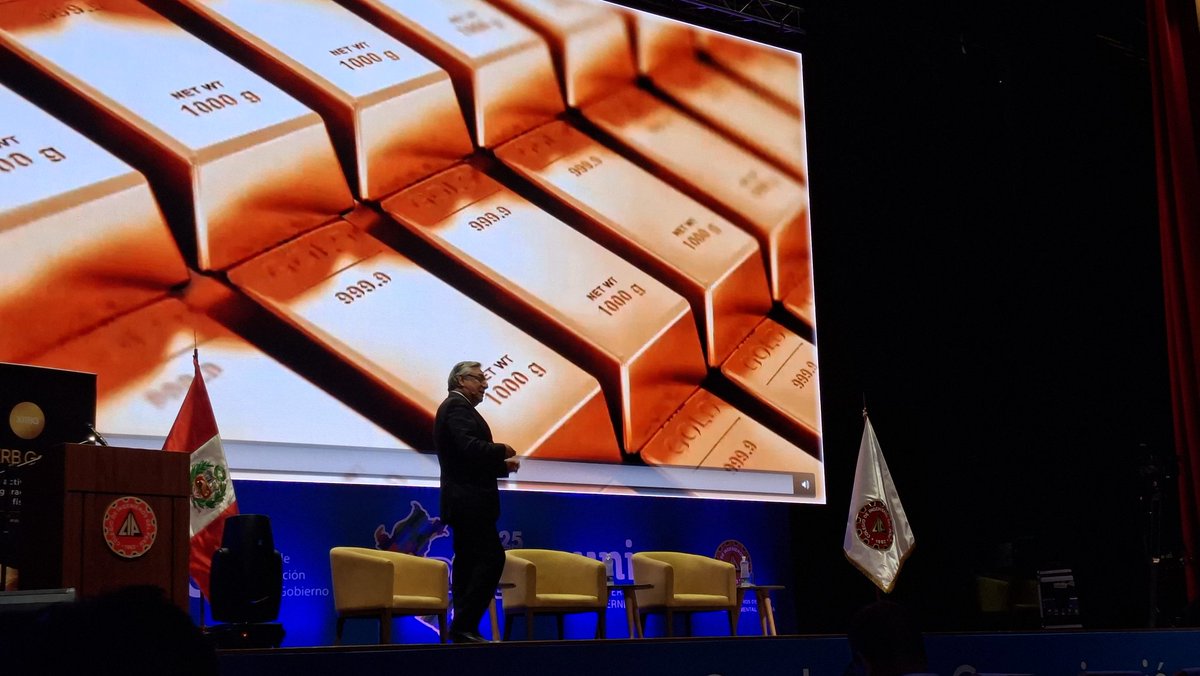 EdircomPeru's tweet photo. ☑️ Augusto Varas presenta "IA e innovación tecnológica para la creación de valor" en #EDIRCOM2025.

“El oro digital llegó para quedarse.” https://t.co/4qR6GsTPJo
