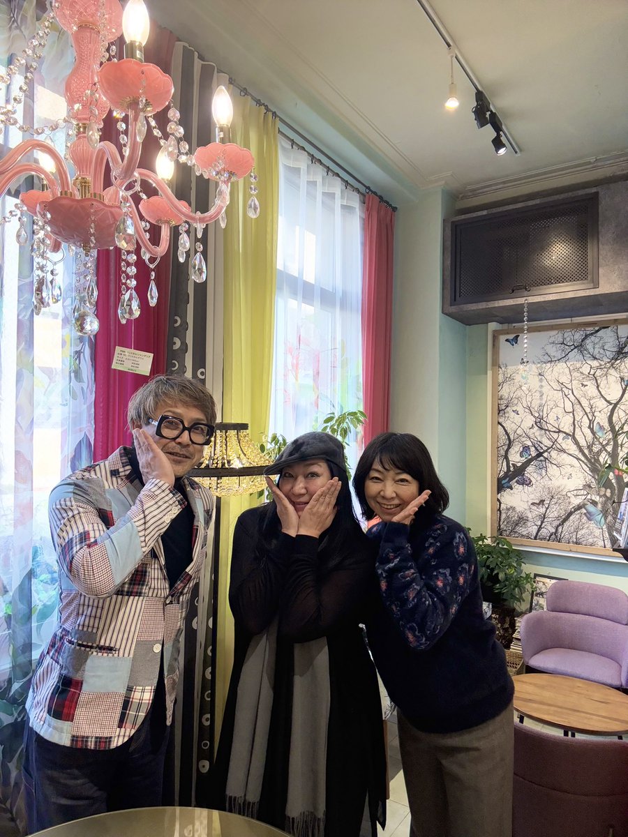 EmilyNodaE_Make's tweet photo. KIITOにてRFK meeting後…
隣ビルお洒落カフェ
『Little Tree Cafe』NOBU'Sさん
久々に行って来たノダ〜っ♪
🔗 https://t.co/WPZqiUmWCU
もうかれこれ…cafe open前
からのお付き合い*\(^^)/*♬
豪華インテリアに囲まれた
素敵空間カフェ♡
#littletreecafe #nobus #インテリア #カフェ #野田エミリー https://t.co/d4EAdXqjb5