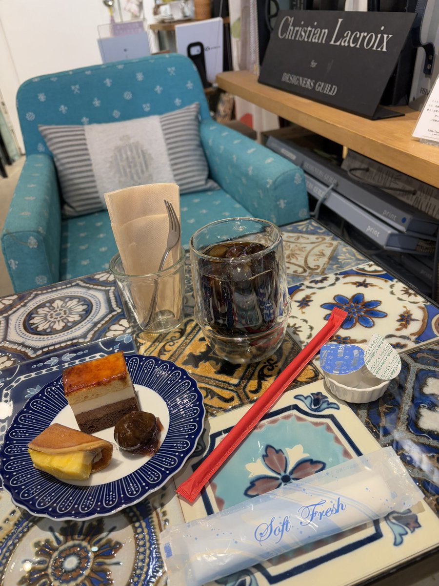 EmilyNodaE_Make's tweet photo. KIITOにてRFK meeting後…
隣ビルお洒落カフェ
『Little Tree Cafe』NOBU'Sさん
久々に行って来たノダ〜っ♪
🔗 https://t.co/WPZqiUmWCU
もうかれこれ…cafe open前
からのお付き合い*\(^^)/*♬
豪華インテリアに囲まれた
素敵空間カフェ♡
#littletreecafe #nobus #インテリア #カフェ #野田エミリー https://t.co/d4EAdXqjb5