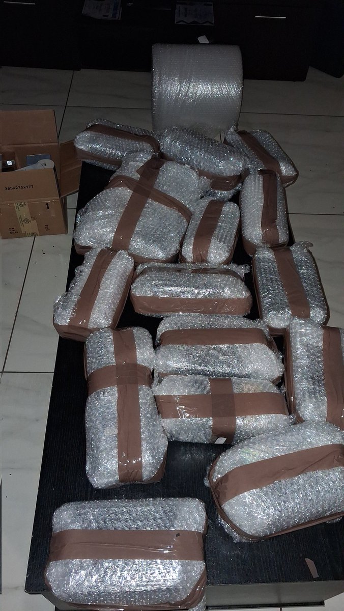 Phislash's tweet image. It is scentsless to sleep while people are waiting for their orders 

@OlfctryScntsZA  🔥🙌🏽