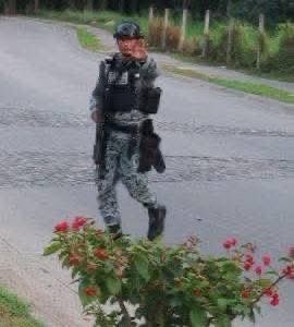 Guardia Nacional intenta silenciar a la prensa en Fluvial Vallarta.
#PuertoVallarta.

Tras la volcadura de una unidad, elementos de la <a href="/GN_MEXICO_/">Guardia Nacional</a> amedrentaron a periodistas para impedir que documentaran el accidente. Intentaron quitarles sus celulares y afirmaron, falsamente,