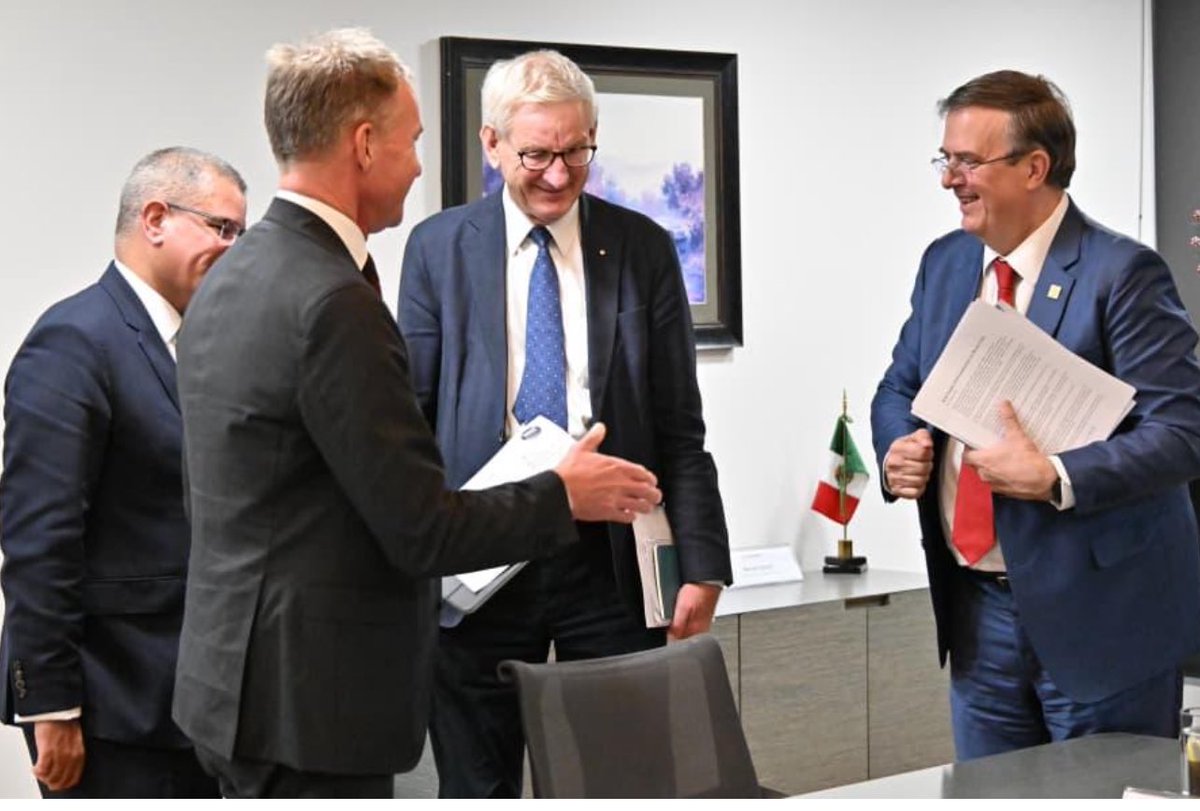 m_ebrard's tweet photo. Espléndida reunión con Carl Bildt , ex Primer Ministro de Suecia , el Embajador de ese país en México Gunnar Alden y distinguidos invitados  de la comunidad empresarial de los países nórdicos . Tendremos pronto muy buenas noticias para 2026. https://t.co/s57lm6JCaY