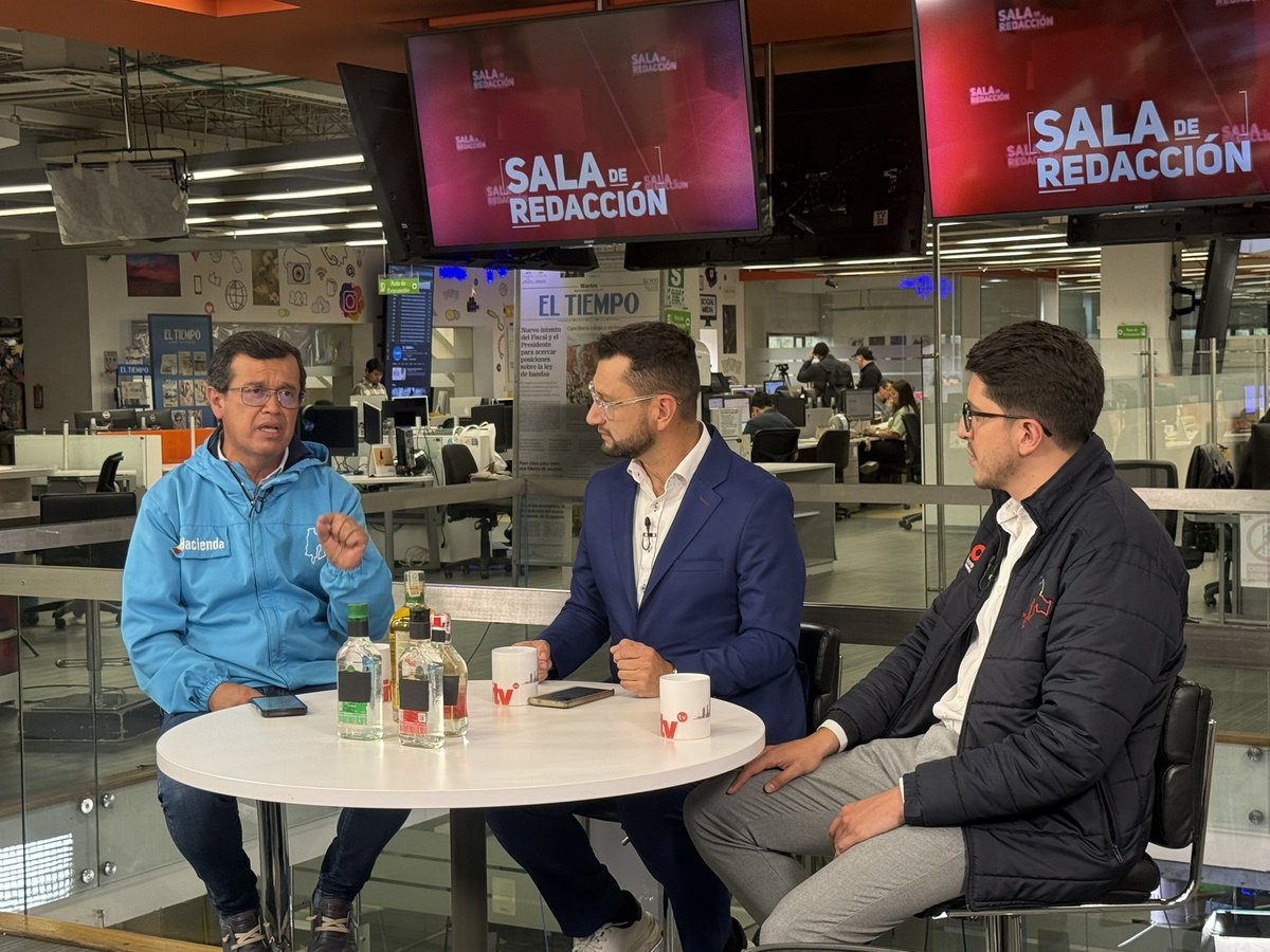 HaciendaCundi's tweet photo. #AEstaHora nuestro secretario de Hacienda @LuisArmandoRQ y nuestro ingeniero Químico Daniel Torres, hablan en vivo para el programa Sala de redacción de  @Citytv acerca del licor adulterado y los riesgos de su consumo. 
Hacemos un llamado a la precaución, ya que en estas festividades, la comercialización de estos productos ilegales se incrementa; poniendo en riesgo la vida de los ciudadanos. ❌
Vivamos estas fiestas con tranquilidad, que un trago no acabe con tu vida y la de tu familia. 🫂🎄 
Entrevista completa aquí 👉🏻 https://t.co/CWNha5LaJD
