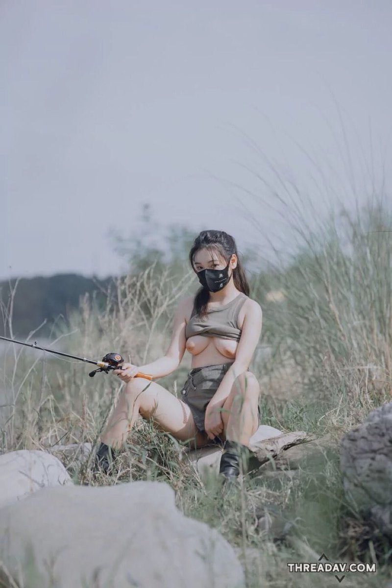 RecoinYosh's tweet image. 這個角度如何 乃乃看起來好大🥵🥵
晚上拍了很久總算是拍好了...
有沒有人想把臉埋進去 好想被舔乳頭🥹
哥哥給我舔乳頭 我給哥哥舔肉棒好不好🫣
感覺那樣會爽到爆～😍😍 🥰🥰😘