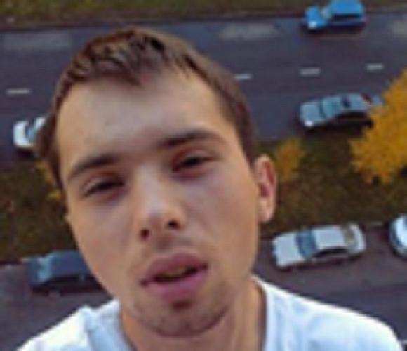 jarek_jakimczyk's tweet photo. Poszukiwany listem gończym koordynator rosyjskiej siatki szpiegowskiej w 🇵🇱 Michaił Mirgorodskij od lat cierpiał na stały brak gotówki i popadł w długi, ale los  uśmiechnął się do dłużnika ściganego w 🇷🇺 na wniosek banków przez komorników: pomocną dłoń wyciągnęła do niego FSB.
Taki wniosek nasuwa się z analizy dostępnych informacji i dokumentów dotyczących 28-letniego obywatela Federacji Rosji, który zdaniem ABW przebywając u siebie w kraju i korzystając z komunikatora Telegram jako Pink, Gabriel Kuczyński, Andrzej bądź Andriej założył zorganizowaną grupę przestępczą o charakterze terrorystycznym i zlecał jej członkom działania wywiadowcze, nakłaniając ich również „do sprowadzenia na terytorium RP katastrofy w ruchu lądowym, poprzez wykolejanie pociągów transportujących sprzęt wojskowy i humanitarny dla Ukrainy”, oraz do „popełnienia przestępstw polegających na pobiciach przebywających na terytorium RP obywateli Ukrainy oraz Białorusi, a także dokonywania zniszczeń i podpaleń należącego do nich mienia”.
Powstaje jednak pytanie: co skłoniło widocznego na zdjęciu młodego mężczyznę, który sprawia wrażenie półprzytomnego, do podjęcia współpracy z budzącą powszechny lęk wśród mieszkańców Rosji tajną służbą będącą spadkobierczynią w prostej linii wszechwładnego KGB?
Wydaje się, że mogły to być piętrzące się problemy finansowe.
Michaił Wiktorowicz Mirgorodskij okazał się bowiem tyleż stałym, co kłopotliwym klientem rosyjskich banków i instytucji udzielających mikropożyczek. W bazie danych komorników figuruje z długiem 634 tys. rubli - jak poinformowała niezależna rosyjska redakcja "Agentstvo" (zob. https://t.co/OKK2l1mObQ) publikując dokument z zawierający informację, która dotyczy trzech postanowień sądu z lat 2020-2021 w sprawie niespłaconych rat różnych kredytów (zob. zdjęcie).
Dziennikarze wspomnianej redakcji ustalili też, że ubiegając się o kredyty w latach 2019-2020 jako miejsce pracy Michaił Mirgorodskij podał Tinkoff Bank (aktualnie działający pod nazwą T-Bank), gdzie - jak wynika z jego deklaracji - miał zajmować stanowiska od zastępcy kierownika do młodszego specjalisty. Z kolei gdy w 2021 r. znów potrzebował gotówki, poinformował bank, że pracuje jako administrator w moskiewskiej firmie deweloperskiej Tutorin, a w 2024 r. w podobnej sytuacji oświadczył, że jest specjalistą w firmie Metalkrep. Z innych źródeł wiadomo, że Michaił Mirgorodskij jako matematyk z wykształcenia - jak ustaliła ABW (zob. https://t.co/u1zrteOh0z) - wcześniej utrzymywał się udzielając korepetycji (https://t.co/1st5vl5oZp) z tego przedmiotu w miejscowości Bałaszycha pod Moskwą w cenie 500 rubli za godzinę. Dane zgromadzone przez "Agentstvo" wskazują, że musiało to być jeszcze, zanim w 2018 r. przeprowadził się do miejscowości Kaszyra nad Oką, ok. 120 km na południe od Moskwy. Jak donosi "Agentstvo", koordynator siatki agenturalnej FSB w Polsce, który – jak poinformowała wczoraj ABW - jest obecnie poszukiwany listem gończym (zob. https://t.co/07rn0qyVqX) wystawionym przez władze RP, urodził się 15 listopada 1997 r. w Swietłowodsku w obwodzie kirowohradzkim na środkowej Ukrainie, ale od wielu lat żyje w Rosji i posiada obywatelstwo rosyjskie. W latach 2008–2014 mieszkał w miejscowości Murawlenko w Jamalsko-Nienieckim Okręgu Autonomicznym na zachodniej Syberii, gdzie jego ojciec był majstrem na budowie. Następnie rodzina przeniosła się do miasta Bałaszycha na wschód od Moskwy. "Agentstvo" zwróciło uwagę na to, że mieszkanie Mirgorodskiego było oddalone o 1 km od głównej bazy doborowej jednostki specnazu FSB - grupy "Alfa" (JW 35690 znana też jako Bałaszycha-2), a w sąsiednim budynku mieszkał Siergiej Szkriabatowski, który był osobistym agentem ochrony prorosyjskiego prezydenta Ukrainy Wiktora Janukowycza. Odnotowania wymaga, że Bałaszycha to miasto, w którym przed przybyciem do Polski mieszkał Maksym Siergiejew, jeden z członków siatki szpiegowsko-dywersyjnej kierowanej przez Michaiła Mirgorodskiego. Urodzony 23 lutego 2003 r. w podmoskiewskim mieście Reutow, po przybyciu do naszego kraju podjął pracę w sekcji hokeja na lodzie klubu sportowego Zagłębie Sosnowiec. ABW zatrzymała go 11 czerwca 2023 r. w następstwie ustalenia, że realizował dla FSB zadania z zakresu rozpoznania operacyjnego obiektów infrastruktury krytycznej rejestrując telefonem obraz Zakładów Mechanicznych Bumar-Łabędy w Gliwicach, trasy kolejowej na odcinku Przemyśl-Medyka, obiektów 5 batalionu strzelców podhalańskich w Przemyślu (JW 3928) i terminalu na polsko-ukraińskim przejściu granicznym Malhowice-Niżankowice, "a także prowadził działania (...) polegające na malowaniu graffiti oraz roznoszeniu ulotek o treściach mających na celu destabilizację sytuacji politycznej w Polsce oraz wrogie nastawienie obywateli Polski wobec Ukraińców i działań mających na celu wspieranie Ukrainy w wojnie z Rosją". Sąd Okręgowy w Lublinie 19 grudnia 2023 r. skazał go za udział w obcym wywiadzie przeciwko RP (art. 130 § 1 k.k.) i posiadanie marihuany na karę 2 lat i 11 miesięcy pozbawienia wolności. Warto pamiętać, że rejon Bałaszychy od czasów sowieckich był wykorzystywany jako siedziba ważnych jednostek i obiektów wojskowych. Szkolono tam kadry na potrzeby wojny domowej w Hiszpanii, w tym dywersantów z grupy Pawła Sudopłatowa, który w 1938 r. w Rotterdamie zamordował przywódcę Organizacji Ukraińskich Nacjonalistów (OUN) Jewhena Konowalca i odpowiadał za przygotowanie oraz przeprowadzenie operacji zabójstwa Lwa Trockiego w 1940 r. w Meksyku. Bałaszycha jest też siedzibą centrum szkolenia siostrzanej jednostki grupy „Alfa” – grupy "Wympieł", w której wg redakcji Bellingcat służył Wadim Krasikow, sprawca mordu na czeczeńskim bojowniku Zelimchanie Changoszwilim w 2019 r. w Berlinie, uwolniony podczas wymiany szpiegów w Ankarze 1 sierpnia 2024 r.
FYI @donaldtusk @TomaszSiemoniak @w_zurek  @KosiniakKamysz @sikorskiradek @KGawkowski @MKierwinski @adamSzlapka @wlodekczarzasty @szymon_holownia @krzysztofbosak @NawrockiKn @Cenckiewicz @BBN_PL @AWgovPL @OficjalnyJK @KazimierzPlocke @Konwinski_PO @TudujKrzysztof @AndzelWaldemar @MiroslawSuchon @McGramat @krzysztofbrejza @PawelOlszewski @PrzemNowak_ @PK_GOV_PL