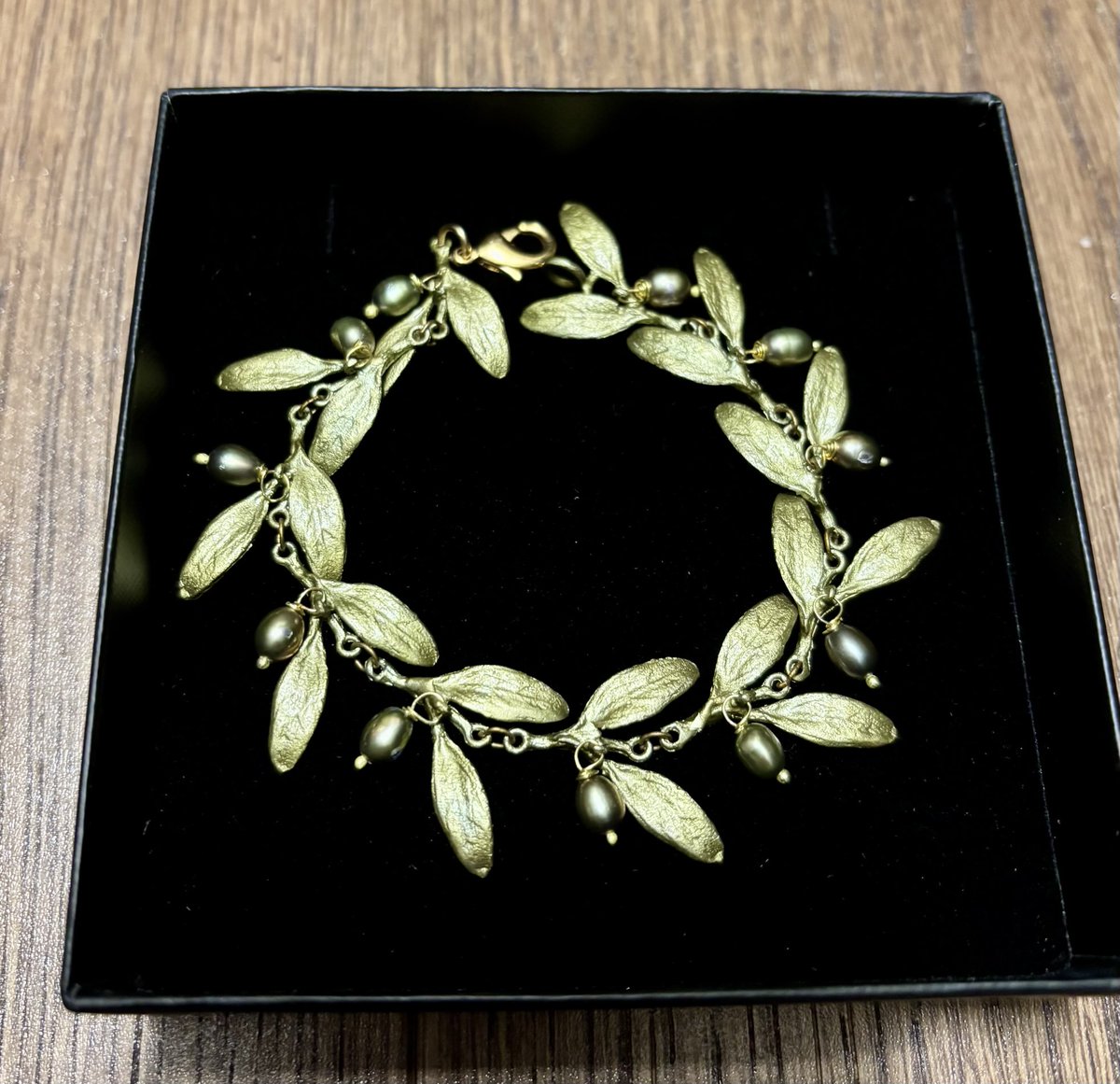 提前獲得聖誕禮物，橄欖葉設計配上灰色珍珠做成橄欖，太美了