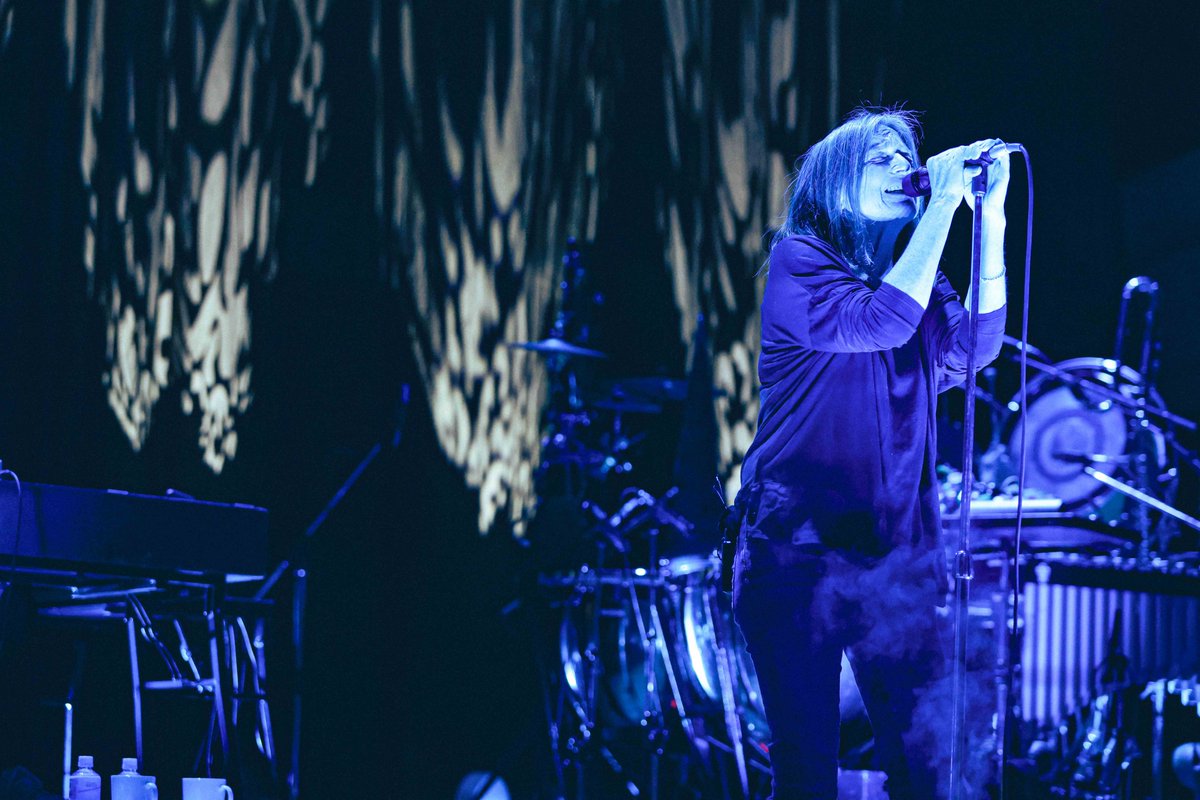 SMASHjpn's tweet photo. 🎈𝒕𝒐𝒅𝒂𝒚!
【 Beth Gibbons 】
東京2daysを終えた #BethGibbons
今夜いよいよ最終日、大阪公演！

12/3 (水) 19:00 Start 🎪Zepp Namba
🎫当日券 ▶︎ 18:00〜会場にて販売
👕グッズ ▶︎ 17:00〜先行販売
*現金・電子・クレジットOK
https://t.co/smxOWLgR81

📝東京公演初日のライブレポートはこちら！
https://t.co/SC8btzOIRe
©︎Shun Itaba