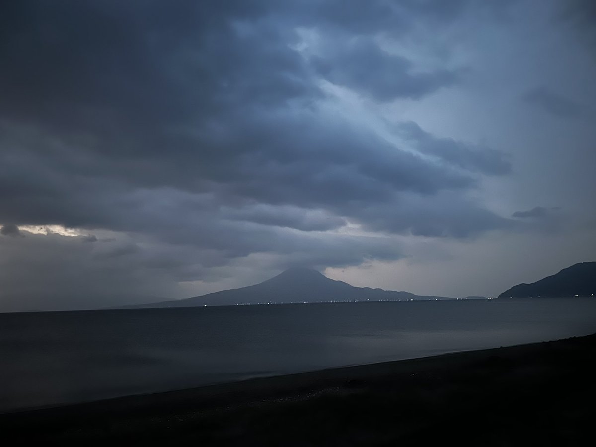 interwave12cub's tweet image. おはようございます(^^)
今日の桜島です。朝6時ぐらい。
天気は晴れ。少し雲が多いです。

今日は今から寒くなるみたいですねー
くれぐれも体調管理、気をつけましょう！！！

それと、東北大学の古川准教授が「小惑星の砂に糖があるのを初確認。」との記事が。…