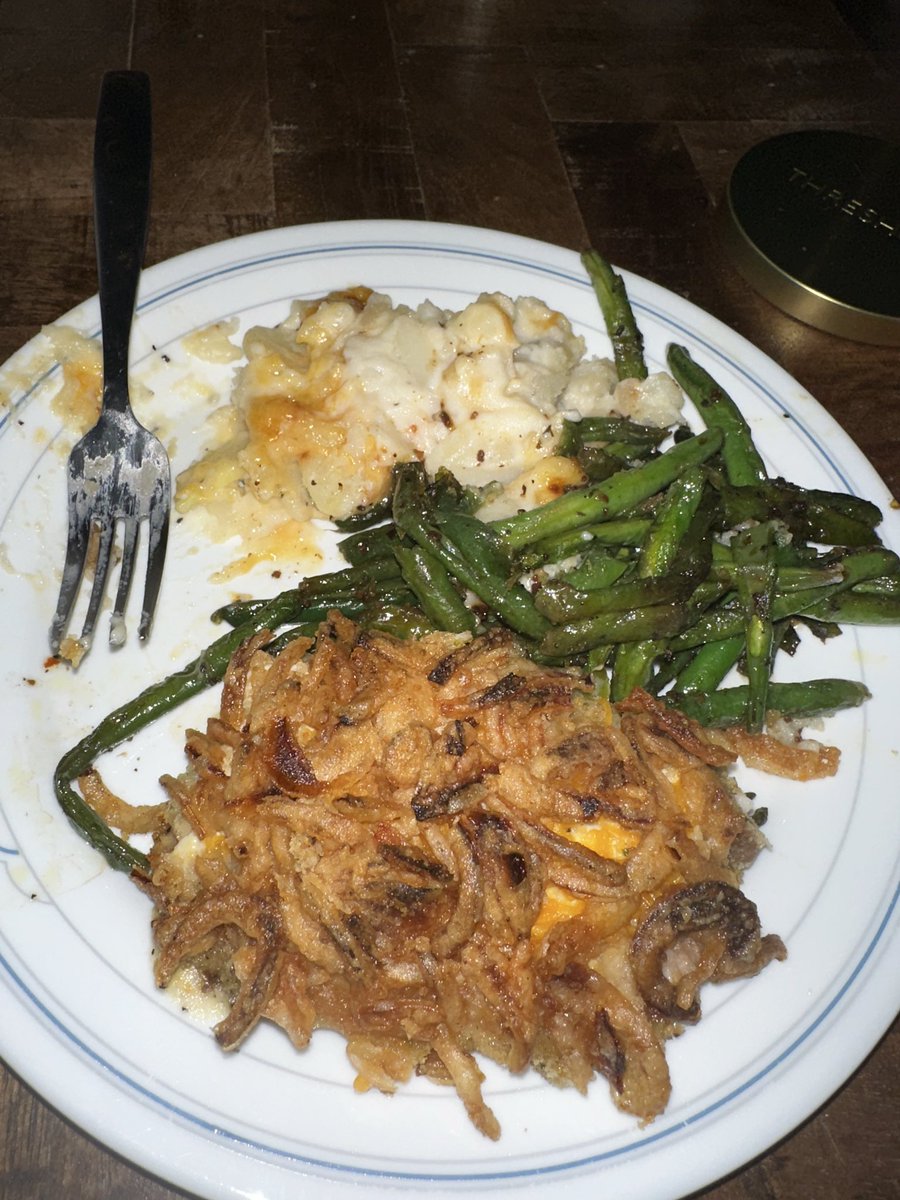 ShonaCleary's tweet photo. Smothered pork chops, sautéed green beans and scalloped potatoes 😭 https://t.co/L16yLMZQld