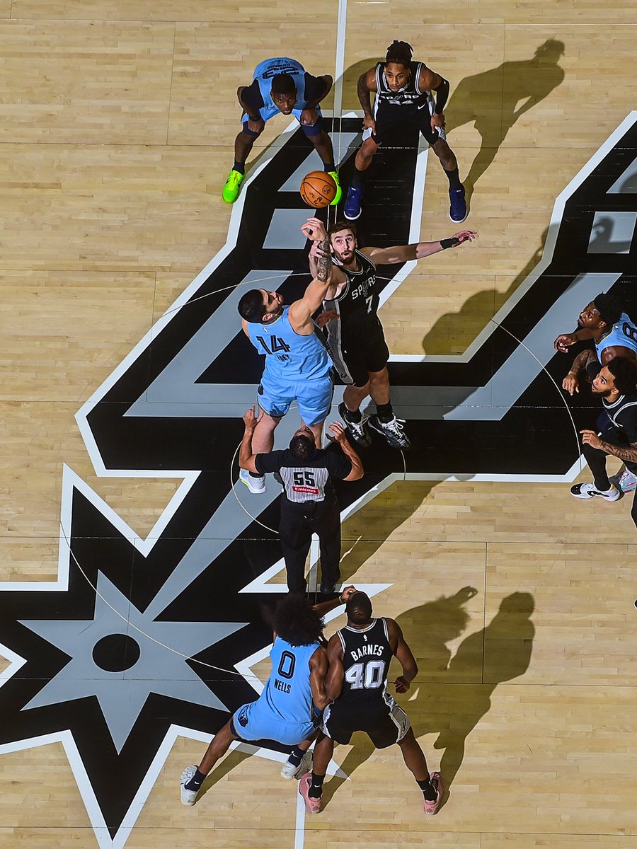 𝗙𝗶𝗿𝘀𝘁 𝗿𝗼𝘂𝗻𝗱 𝗶𝗻 𝘁𝗵𝗲 𝗯𝗼𝗼𝗸𝘀 🐻

📺 @FDSN_Grizzlies

END Q1 | MEM 32, SAS 36 