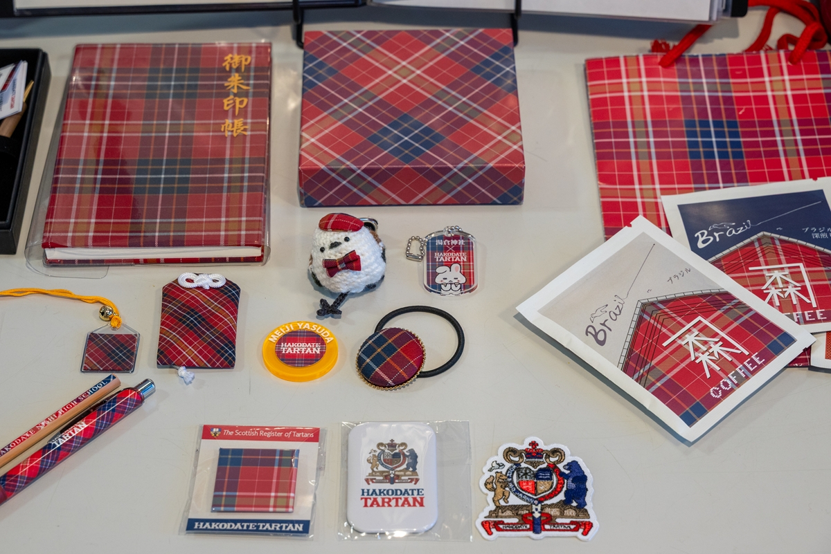 函館タータンって知ってる？？　スコットランドの公式タータン登記所に日本で3番目に登録された本物のタータン。

色にも全部意味があって…
赤 → 赤レンガ倉庫＆函館ハイカラ號
紺 → 津軽海峡
白 → 道南の雪
セピア → イカスミ（！）
イカスミが公式カラーってやばくない？　RTで広めてねー！