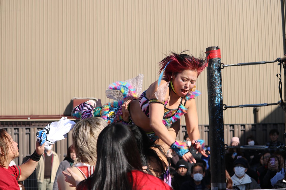 場外アスファルトなのに飛んできたー
あおぞらに映えるね。

#桃野美桜 選手
#マーベラスプロレス 
#名古屋マルシェ 
2025.11.30

今日は新木場大会‼️みんなで楽しむよー