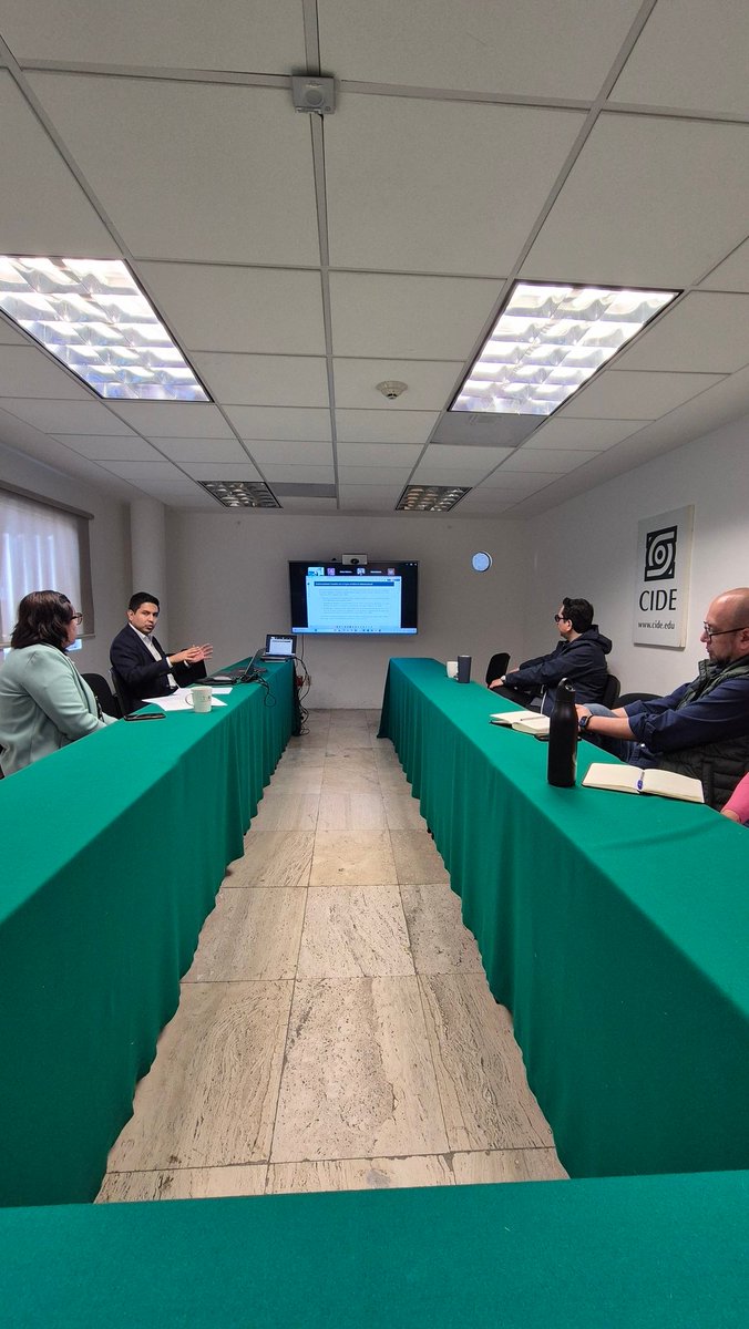 munozemt's tweet photo. Presentación de Distopias Urbanas en la división de estudios jurídicos del @CIDE_MX. Un extraordinario trabajo de investigación de @Marco_mna con la retro de 3 grandes profesores: @enriquegtejeda, @CarminaJasso y @Ger_Bonilla. https://t.co/MwtOjV98LB