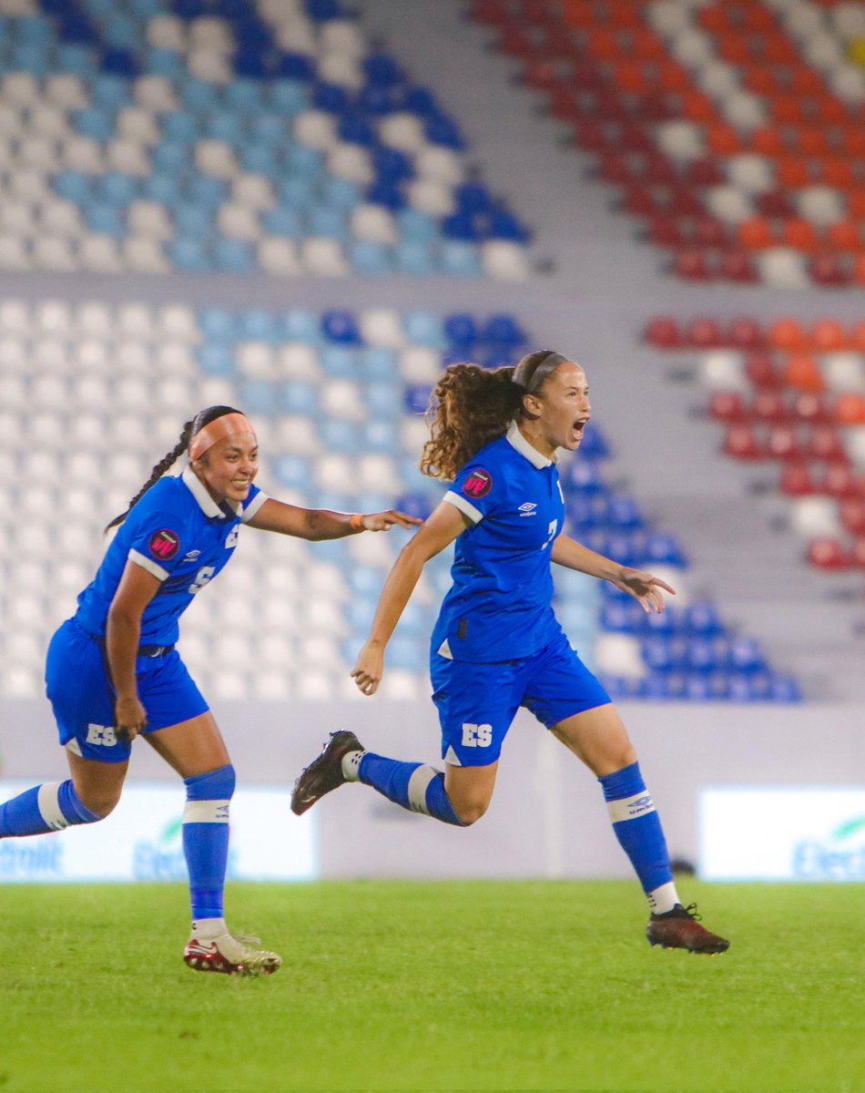 LaSelecta_SLV's tweet photo. 📸 | Gritalo con el Alma Danielle, hoy formas parte de nuestra historia 🇸🇻
➡️ Así fue el festejo de nuestra Azul y Blanco Femenina
#ElSalvador #LaSelectaFemenina #CWQ https://t.co/otrzCtjhXQ