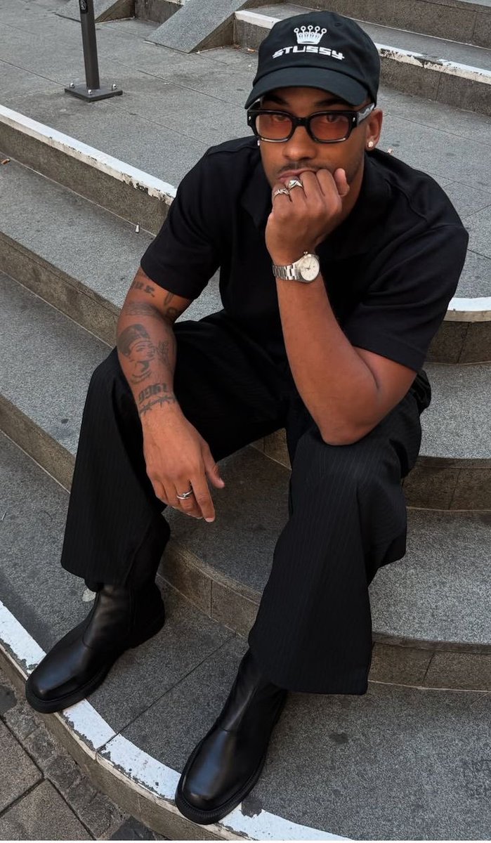 HowYouWantaHimToDress tweet media