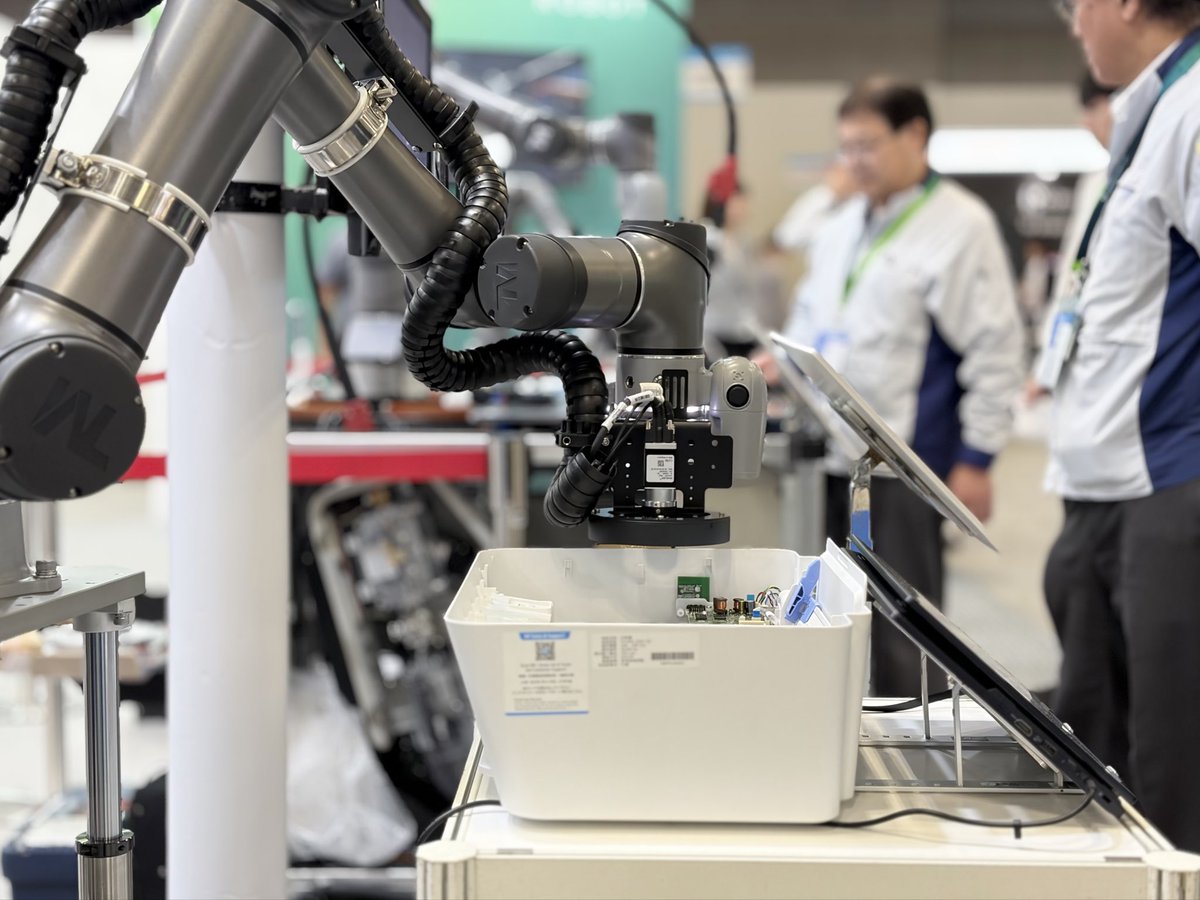 techmanrobot's tweet image. Kicking off #iREX2025 with the TM Auto AI Training Solution! It cuts setup costs by 90% and lets the TM AI Cobot learn and adapt on its own—fast, smart, and effortless.
👣 See it up close at East Hall 7, E7-32.
#Tokyo #Robot #Robotics #TM #TMAICOBOT #TechmanRobot10Years