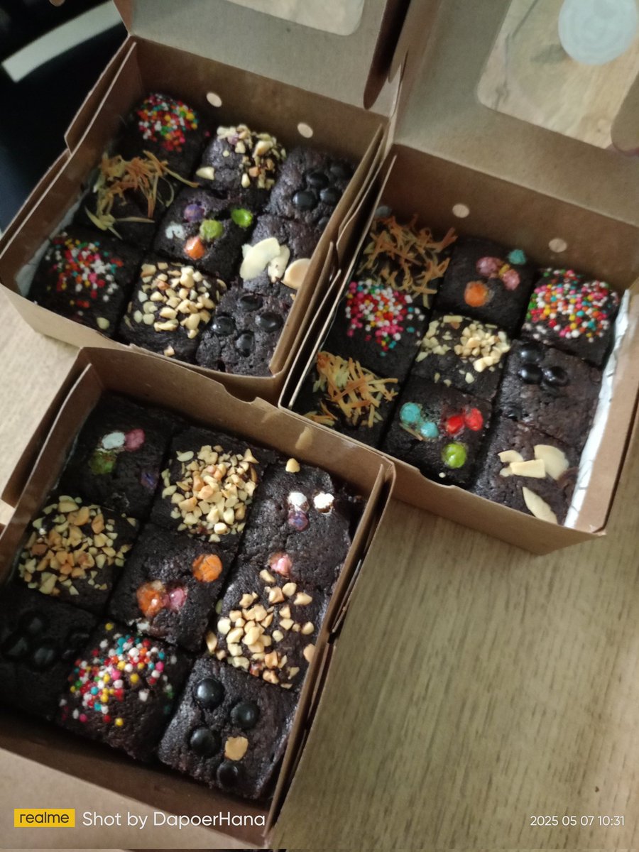 Open order cemilan temen ngopi nya☕😍 Brownies Fudgy &amp; Bolu Tape harga mulai 22rb - 85rb
Minat DM ya🫰