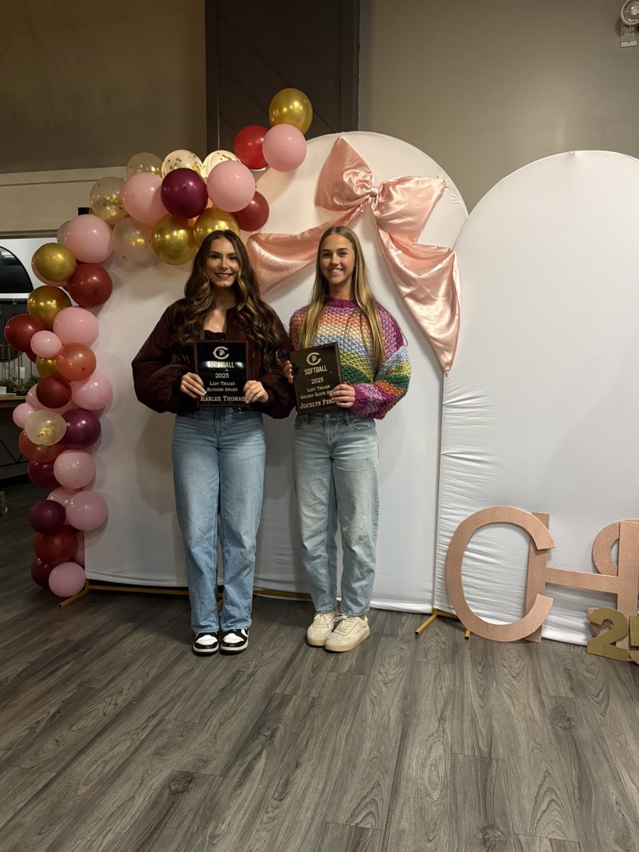 jocelynsoftball's tweet image. 2025 Coffee Softball banquet yesterday!I’m so grateful I got 1st team all region, and the golden glove award! I finished this year with a perfect fielding percentage + lots of diving plays. NEXT UP➡️ Junior Season🙌🙌🙌 @EC05Bilz 

 #goldenglove #firstteamallregion #outfield