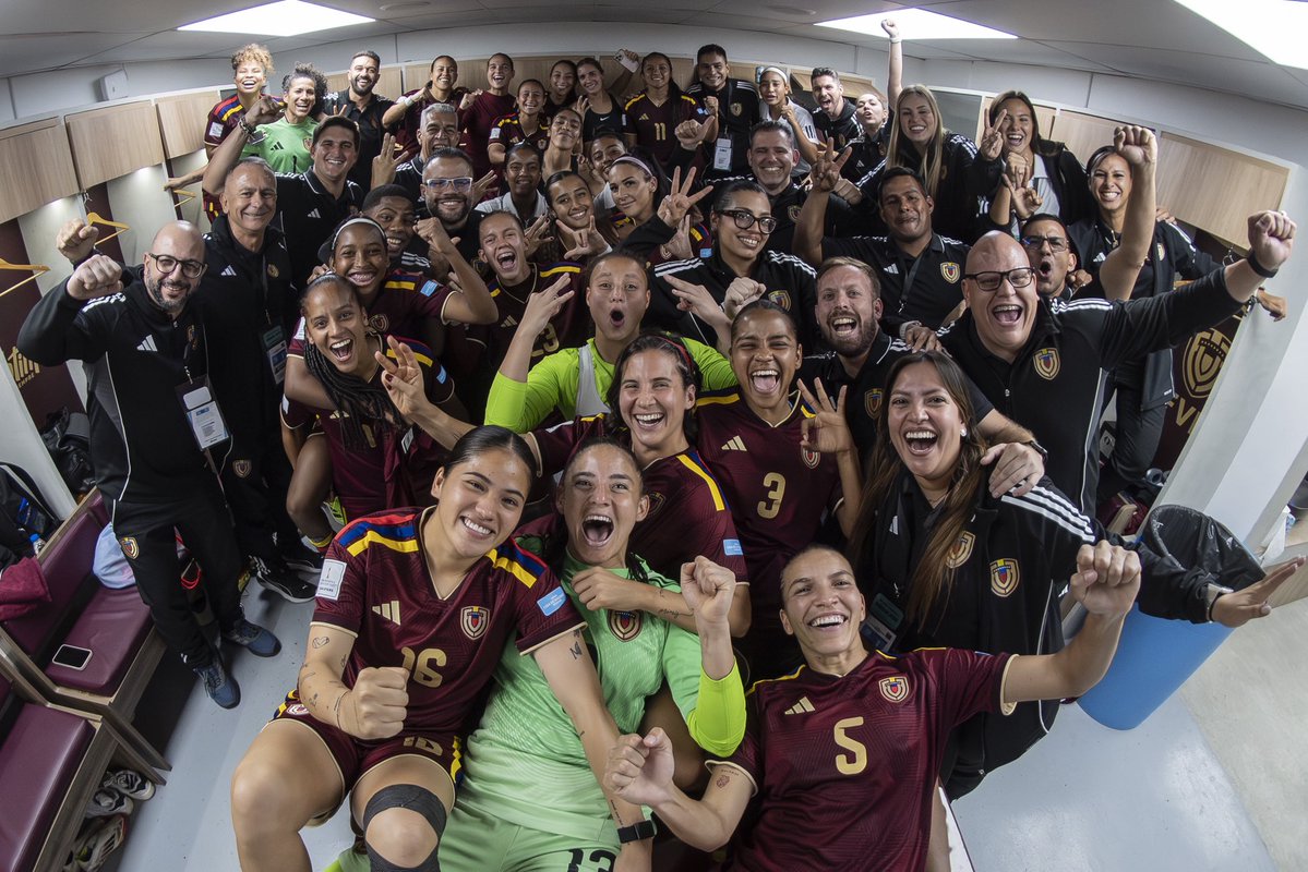 FemeninoFVF's tweet image. 𝑬𝒔𝒕𝒂 𝒇𝒂𝒎𝒊𝒍𝒊𝒂, 𝒆𝒔𝒕𝒆 𝒑𝒂𝒊́𝒔 🇻🇪

Cerramos el 2025 en el liderato de la CONMEBOL Liga de Naciones Femenina. 🫂

#SiempreVinotinto #LNF