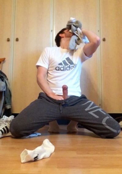 Pasado de verga con el olor a 👣 que te cargas...

-Me tienen hasta la madre, que limpie mi cuarto, lave mis 👟, me cambie las 🧦...  Este puto olor me pone pendejo de morbo, pinche colección de 🧦 fuertes a 🧀... 

Tu habitación tiene el tufo perfecto de un cabrón varón machín.