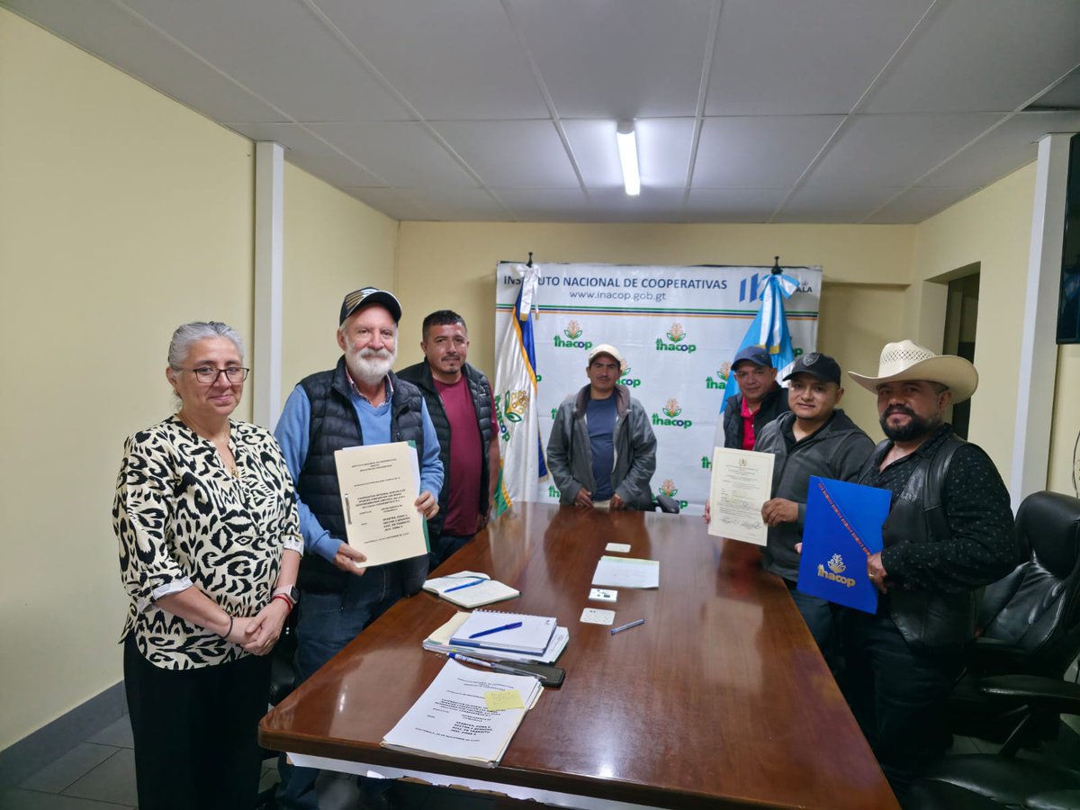 🌾 En Apantes, 90 productores decidieron transformar la forma de trabajar la tierra. Tras formarse y organizarse, hoy celebran la legalización de la Cooperativa Apantes. Un ejemplo de visión y unión que inspira a nuevas generaciones a creer en el futuro del campo. 💛