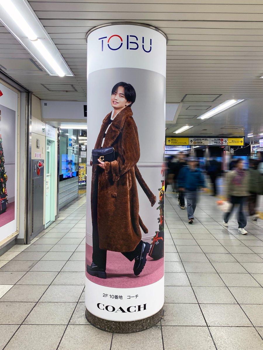 中島健人 さんがホリデーの装いを身にまとうコーチの、東武百貨店 池袋