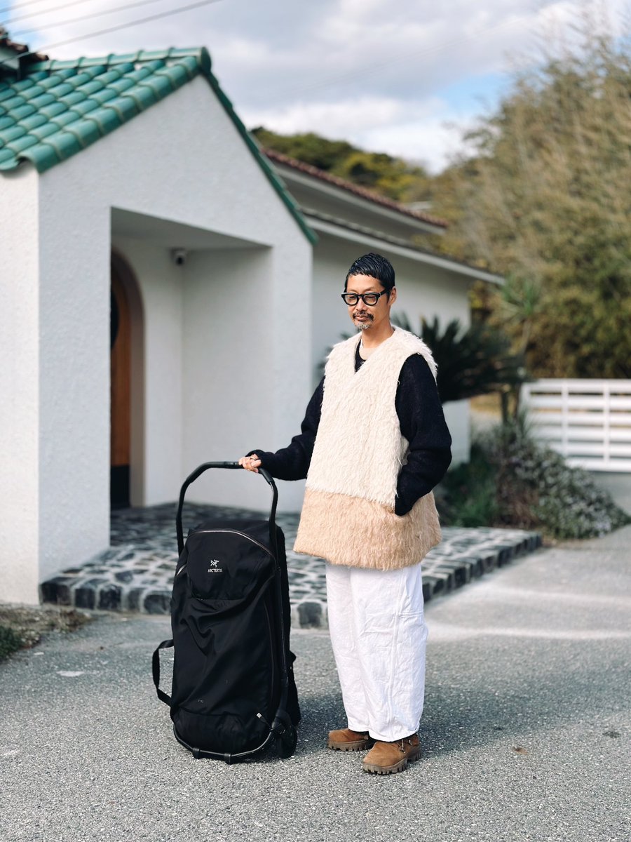 このベスト、最初見た時はこんなの、、て思ったけど、試着してみたら意外としっくりきて。何でも試してみるもんですね。

ベスト　#OUAT
カーディガン　#ssstein
オーバーオール　#tuki
スニーカー　#asics #nonnative 
キャリーバッグ　#arcteryxhk