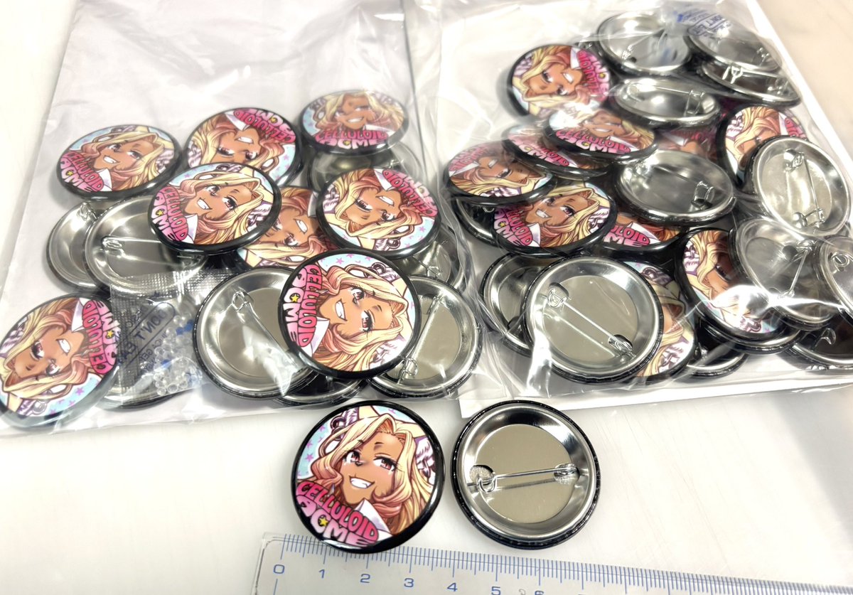 RT @cvatoshi: ZEAMIさんから頼んでた冬コミ新刊購入先着特典の缶