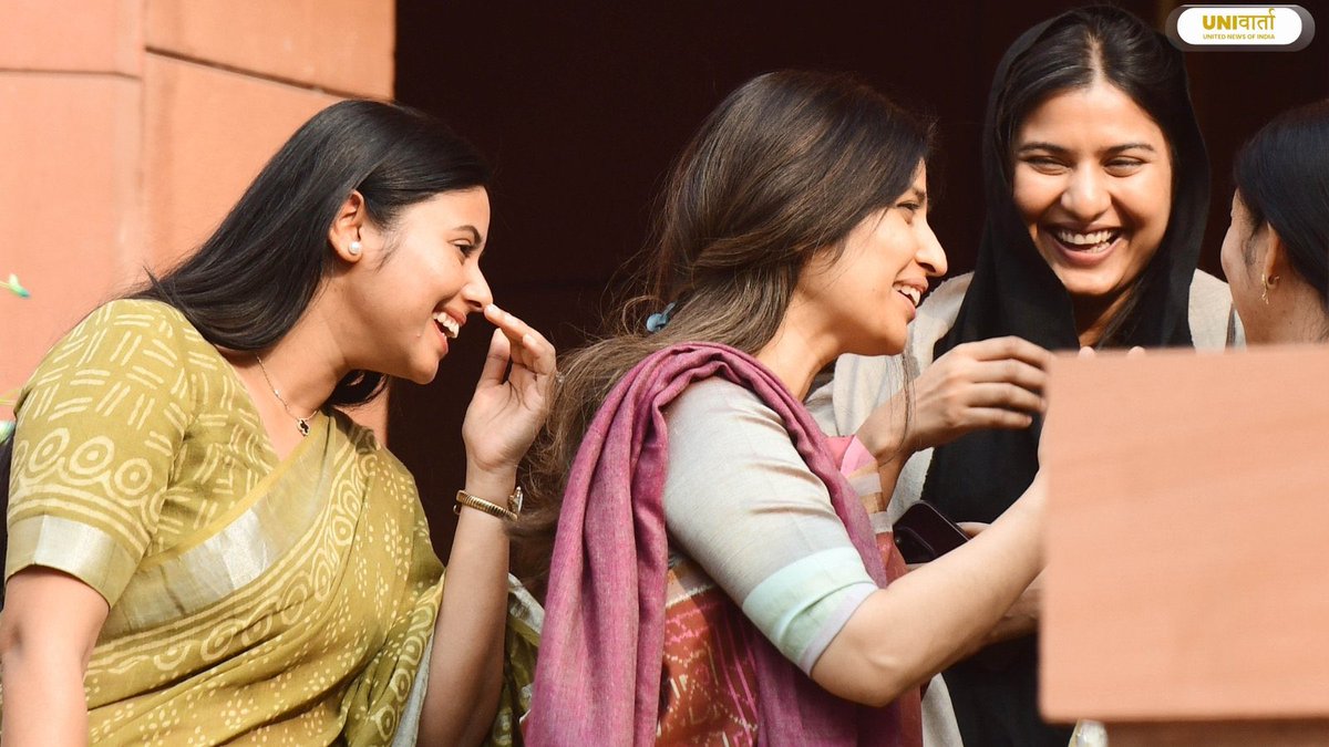 समाजवादी PDA नारी शक्ति की बेहद ही खूबसूरत तस्वीर है