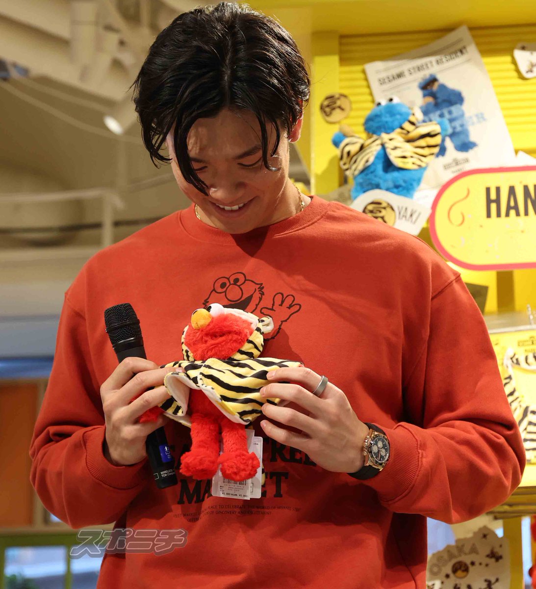 Sponichi_Tphoto's tweet photo. #セサミストリートマーケット のオープンのお祝いに駆けつけた #湯浅京己 投手
#阪神百貨店 限定のコスチュームを着た #エルモ ぬいぐるみを手にしたり、ハグをしたり…
かわいさが溢れてました。 https://t.co/Eqys8EWJAA