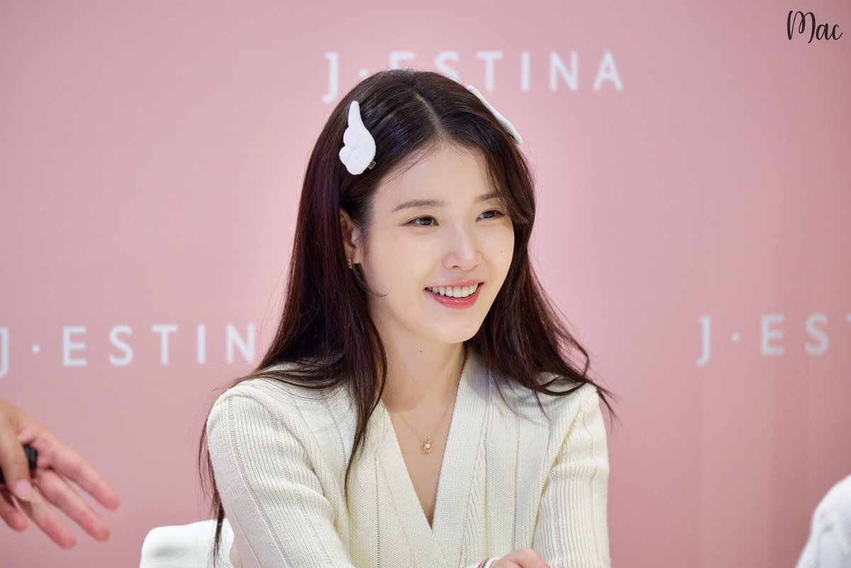 dearjieunnie's tweet image. She is so pretty and soft 🥺 i love her so much 💕