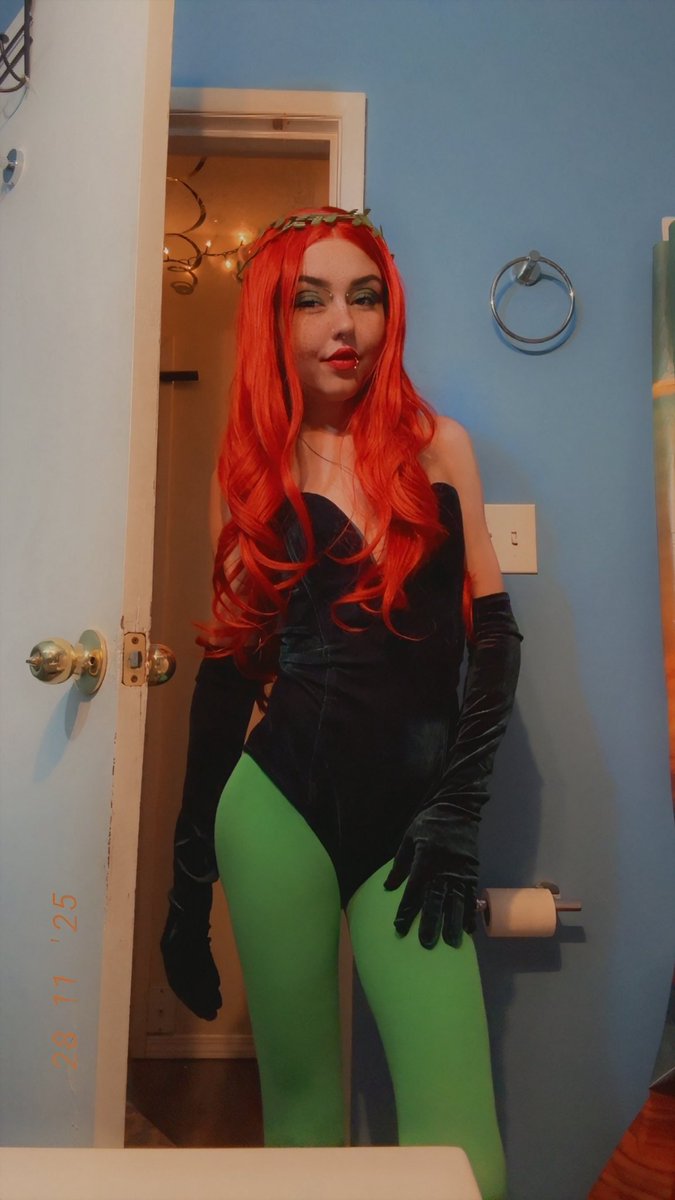 Lexilicious00's tweet photo. Poison ivy? Hehehe https://t.co/EXSdCgd0Kl
