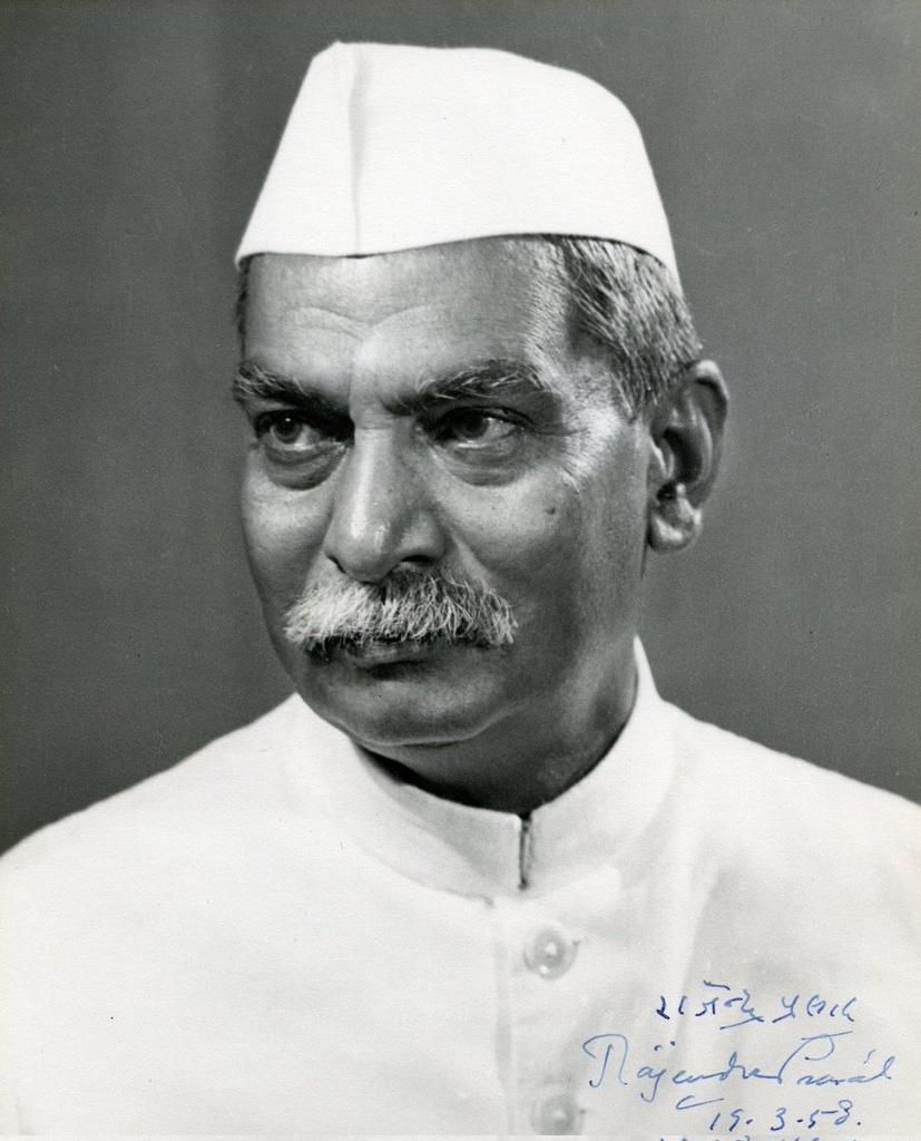 देश के प्रथम राष्ट्रपति, ‘भारत रत्न’ डॉ. राजेंद्र प्रसाद की जयंती पर सादर नमन।

स्वतंत्र भारत के संविधान निर्माण में उनकी अद्वितीय भूमिका, सरलता, नैतिकता और राष्ट्र के प्रति समर्पण आज भी हर भारतीय को प्रेरित करता है।

#डॉ_राजेंद्र_प्रसाद #DrRajendraPrasad