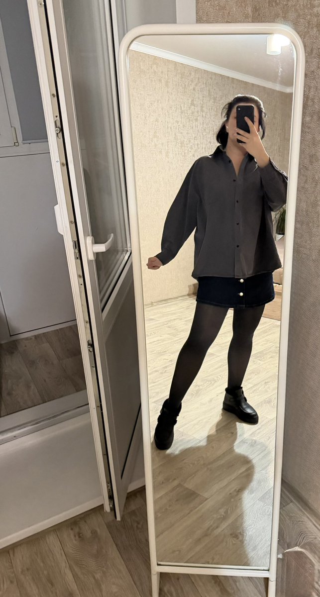 Пришлось из-за елки переставить зеркало) и теперь видно комнату) а до этого все думали, что хата пустая и я живу на матрасе) 
Врываемся в среду, едем работать, на тренировку и тп. Всем гуд лак 🤍