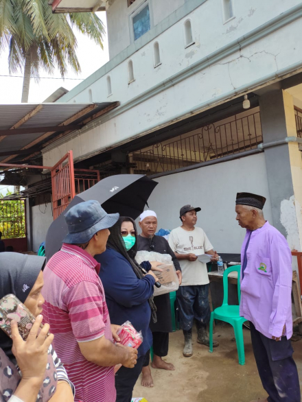 UnandOfficial's tweet photo. Dekan FKG UNAND Bersama Tim Salurkan Bantuan ke Warga Terdampak di Jalan Pasar Baru UNAND https://t.co/vaUnj9fTGi #Unand #FKG https://t.co/tGDoAd428C