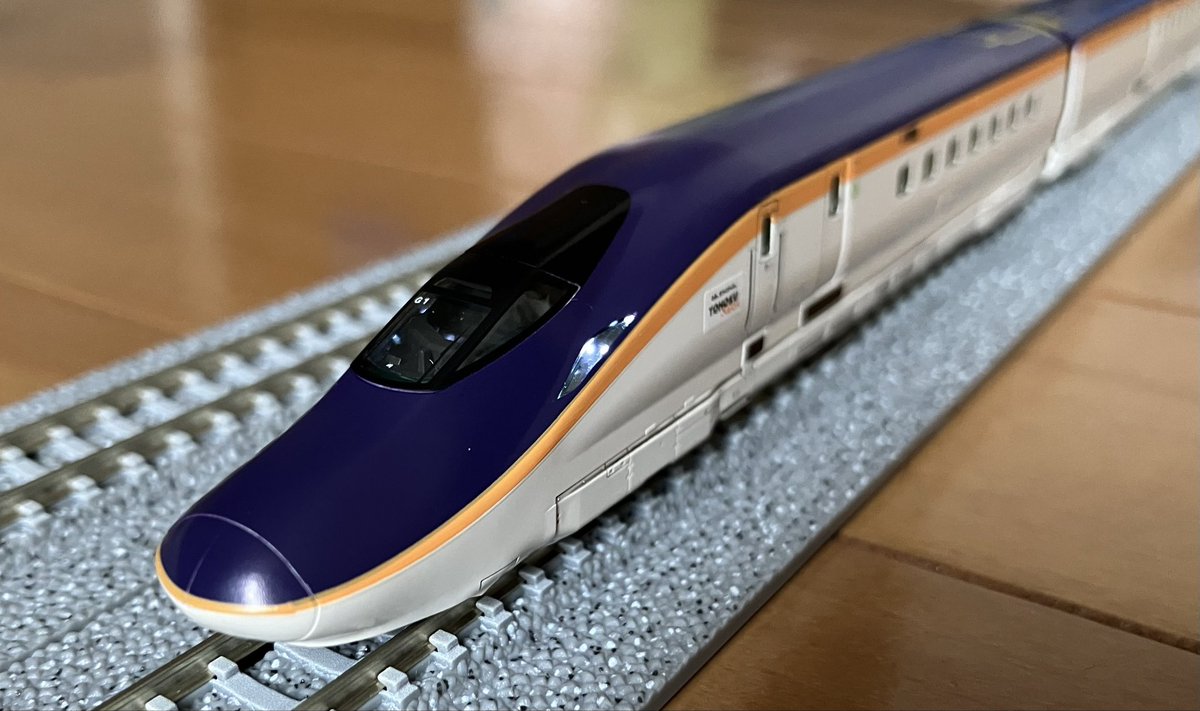 NGAUGE0611's tweet photo. TOMIXから発売されたE8系新幹線が入線し、整備が終わったので��走。
　インレタは一部付属品を使い残りは世田谷さんのインレタを。行き先ステッカーはKATOのものから流用しました。
　E5系との連結も問題なし！
我が家には3編成目の入線になります✨
#TOMIX
#E8系
#山形新幹線
#Nゲージ
#鉄道模型 https://t.co/Yrt1TGD7Bi
