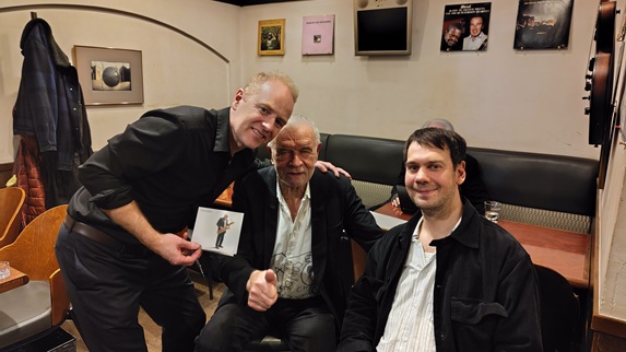 先週の土曜は、John Pål Inderberg TrioのライブでNardisへ。選曲はカバー主で構成。何処までも吹き続けるかの奏法など、興味深く拝聴。1setで終わってしまい、もっと聴きたかったけど、LP入手できたのでまあいいかな。
John Pål Inderberg(bs) Håkon Mjåset Johansen(ds) Trygve Waldemar Fiske(b)