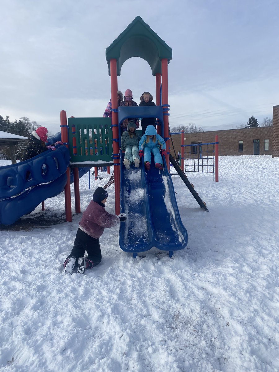 lakeselementary's tweet photo. Snowy recess fun!! https://t.co/6DYXEmiJ59