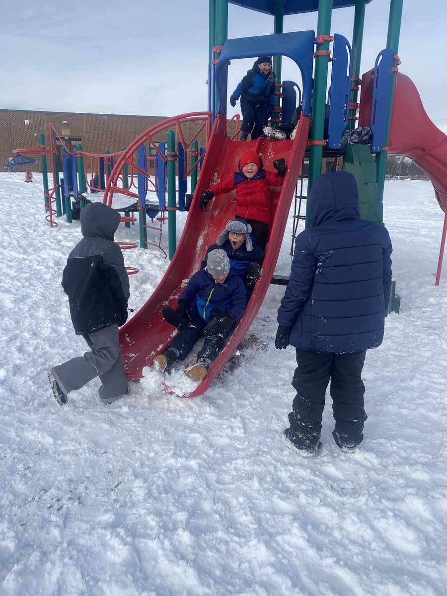 lakeselementary's tweet photo. Snowy recess fun!! https://t.co/6DYXEmiJ59