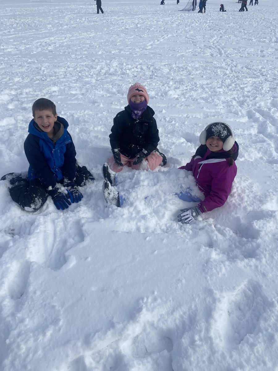 lakeselementary's tweet photo. Snowy recess fun!! https://t.co/6DYXEmiJ59
