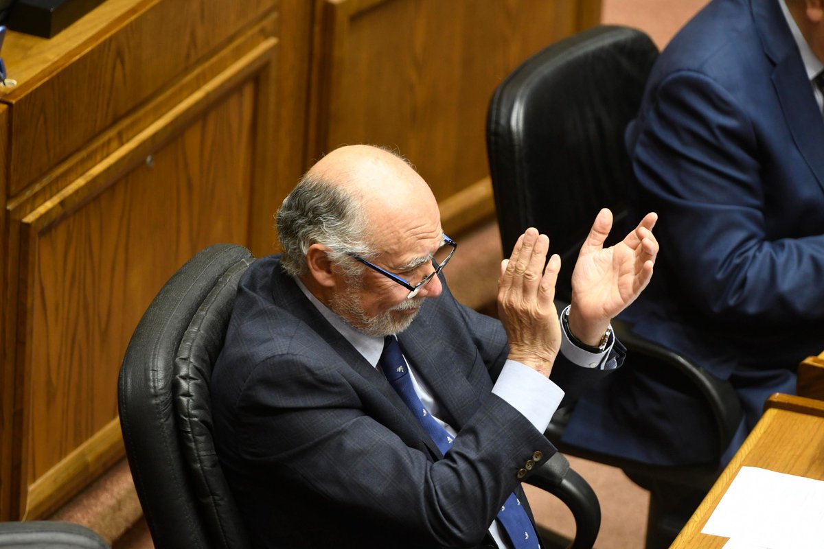 ifloressenador's tweet photo. Emociona cuando se avanza en justicia.
Hoy, tras ser aprobado en el Senado, el proyecto que crea un Sistema Nacional de Cuidados queda muy cerca de ser ley. Gratitud a quienes realizan esta noble labor, en su mayoría mujeres.
La iniciativa reconoce a nivel legal el derecho a cuidar, a ser cuidado y al autocuidado, dotando de una institucionalidad que permita garantizarlo. Es el primer paso porque las cuidadoras merecen todo el apoyo y reconocimiento del Estado.