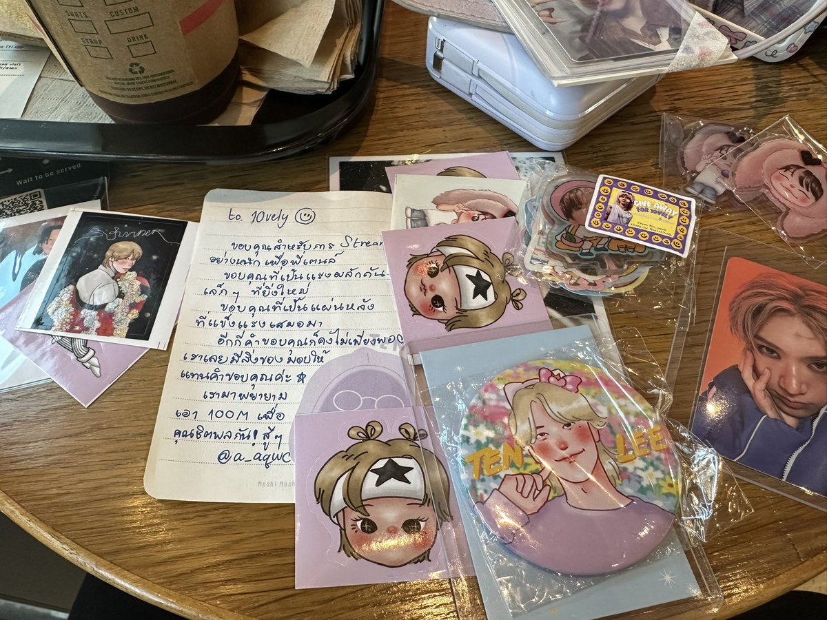 Happydbebe's tweet image. ขอบคุณมากๆเลยค่ะ  @a_aqwc 
สตรีมแล้วได้อะไร ในสัปดาห์นรกแตกของเรา ยังมีเตนล์กับเมนเตนล์ฮีลใจ 🙇‍♀️💜💜💜 
เพิ่งจะมีเวลาแกะ หยิบติดกระเป๋าเข้ากรุงมาด้วย 😭  อยาก 100 ล้านแล้วน้า #asIa10vely 
#StreamForTEN #เลิฟลี่สตรีมเตนล์ได้