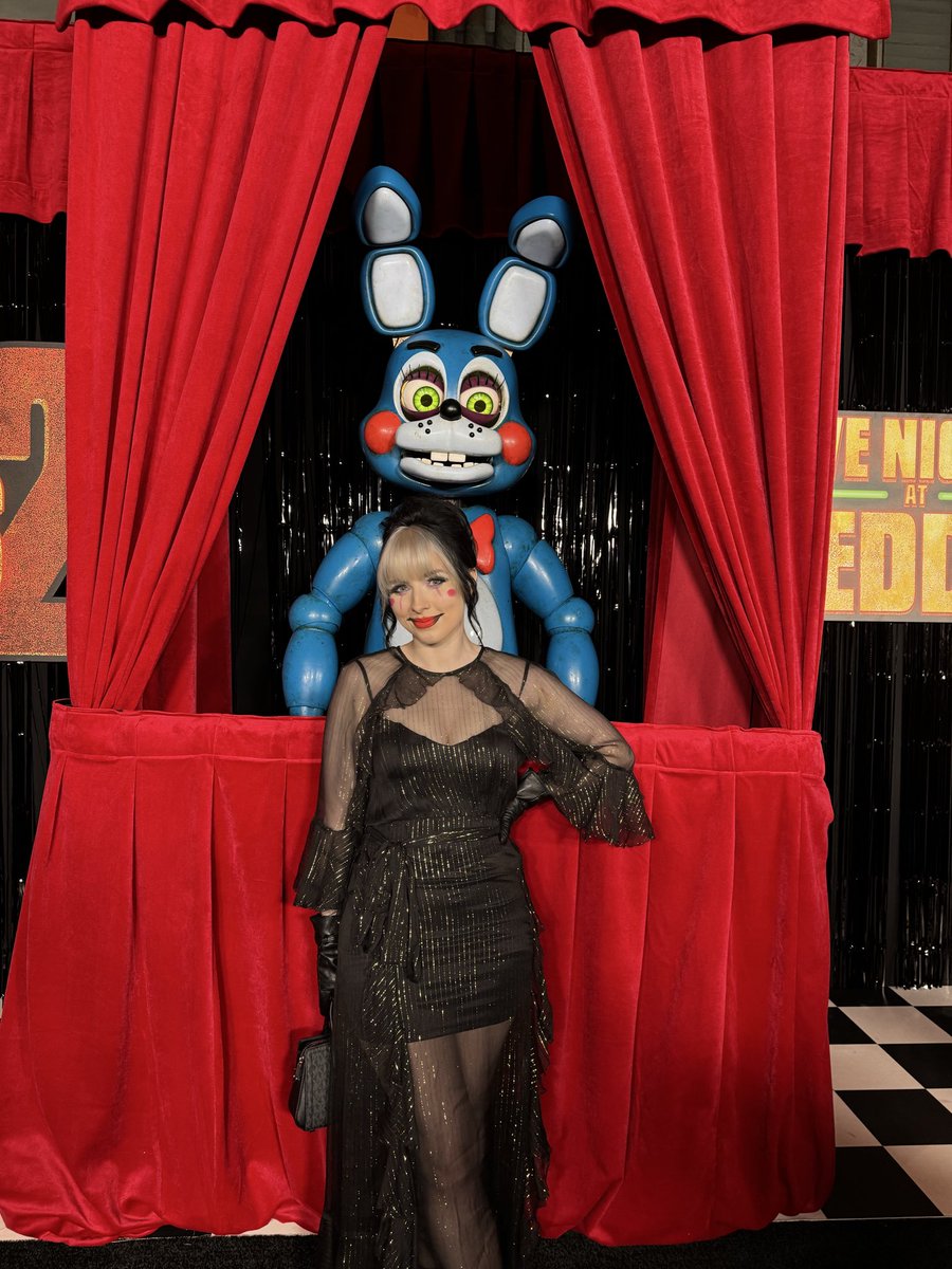 SURPRISE!! IM AT THE FNAF 2 MOVIE PREMIERE AHH