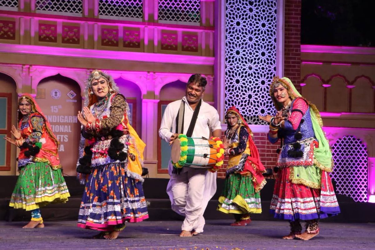 Mamtadevidancer's tweet photo. Rhythms, knowledge &amp; culture—Day 5 had it all! 💫
From soulful Himachali melodies by Anuj Sharma ( Indian Idol Fame) &amp; Khushboo Bhardwaj to exciting quiz rounds and stunning Rajasthan cultural Chakri folk dances, the 15th Chandigarh National Crafts Mela https://t.co/4wRnnBuf75