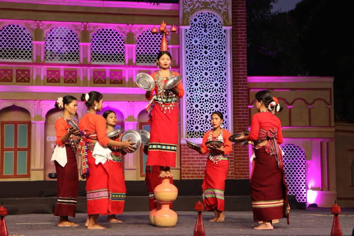Mamtadevidancer's tweet photo. Rhythms, knowledge &amp; culture—Day 5 had it all! 💫
From soulful Himachali melodies by Anuj Sharma ( Indian Idol Fame) &amp; Khushboo Bhardwaj to exciting quiz rounds and stunning Rajasthan cultural Chakri folk dances, the 15th Chandigarh National Crafts Mela https://t.co/4wRnnBuf75