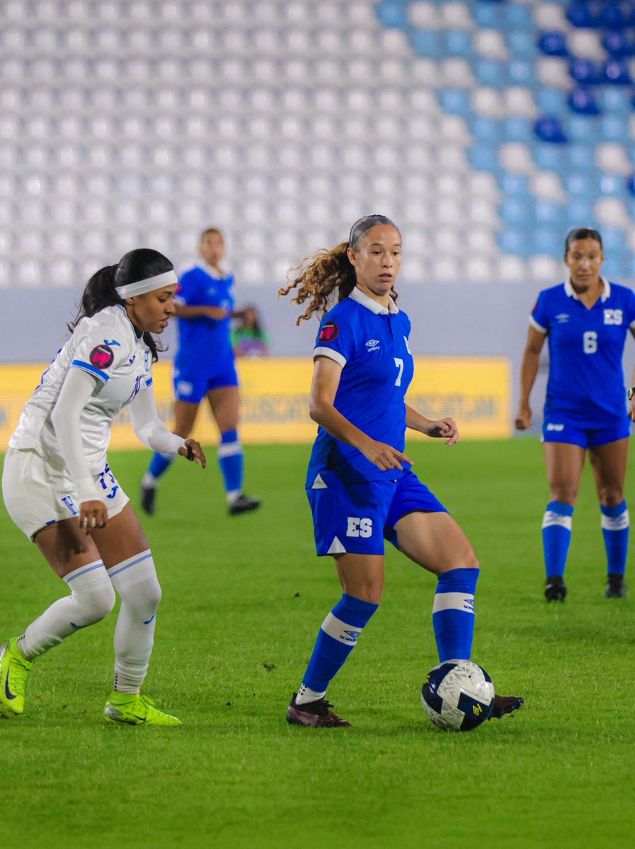 LaSelecta_SLV's tweet photo. 📸 | Así fueron algunos de los mejores momentos de #LaSelectaFemenina en el primer tiempo 🇸🇻
#ElSalvador #CWQ https://t.co/STwPjCrCPl